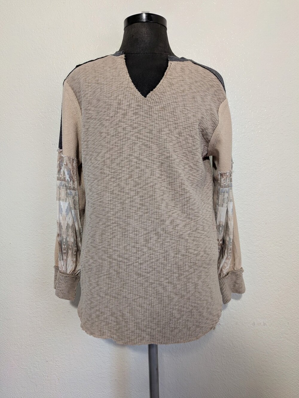 BKE Women's Size Medium Gray & Beige Knit Long Sleeve Top Geometric Print